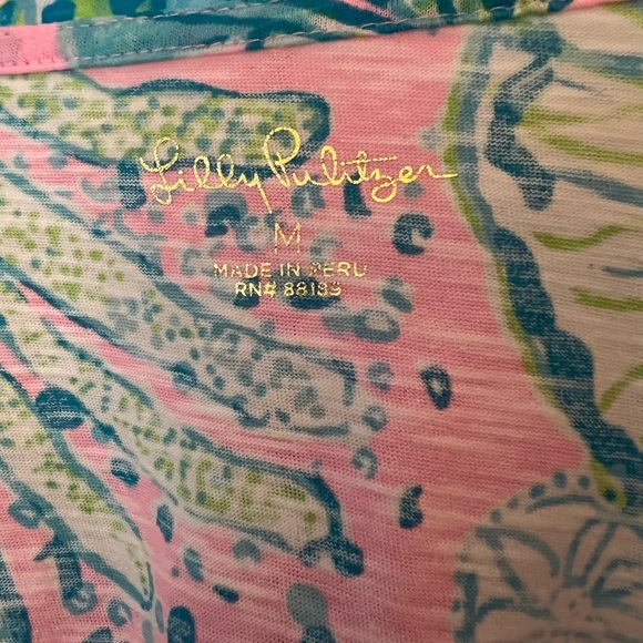 Lilly Pulitzer Pink Tropical V-Neck Tee with Blue & Green Sea Print EUC Size M - Picture 2 of 8